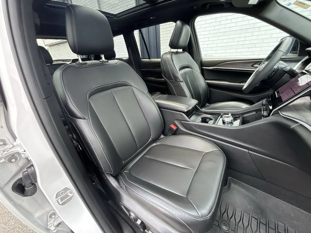 Used 2025 White Jeep Limited image 27