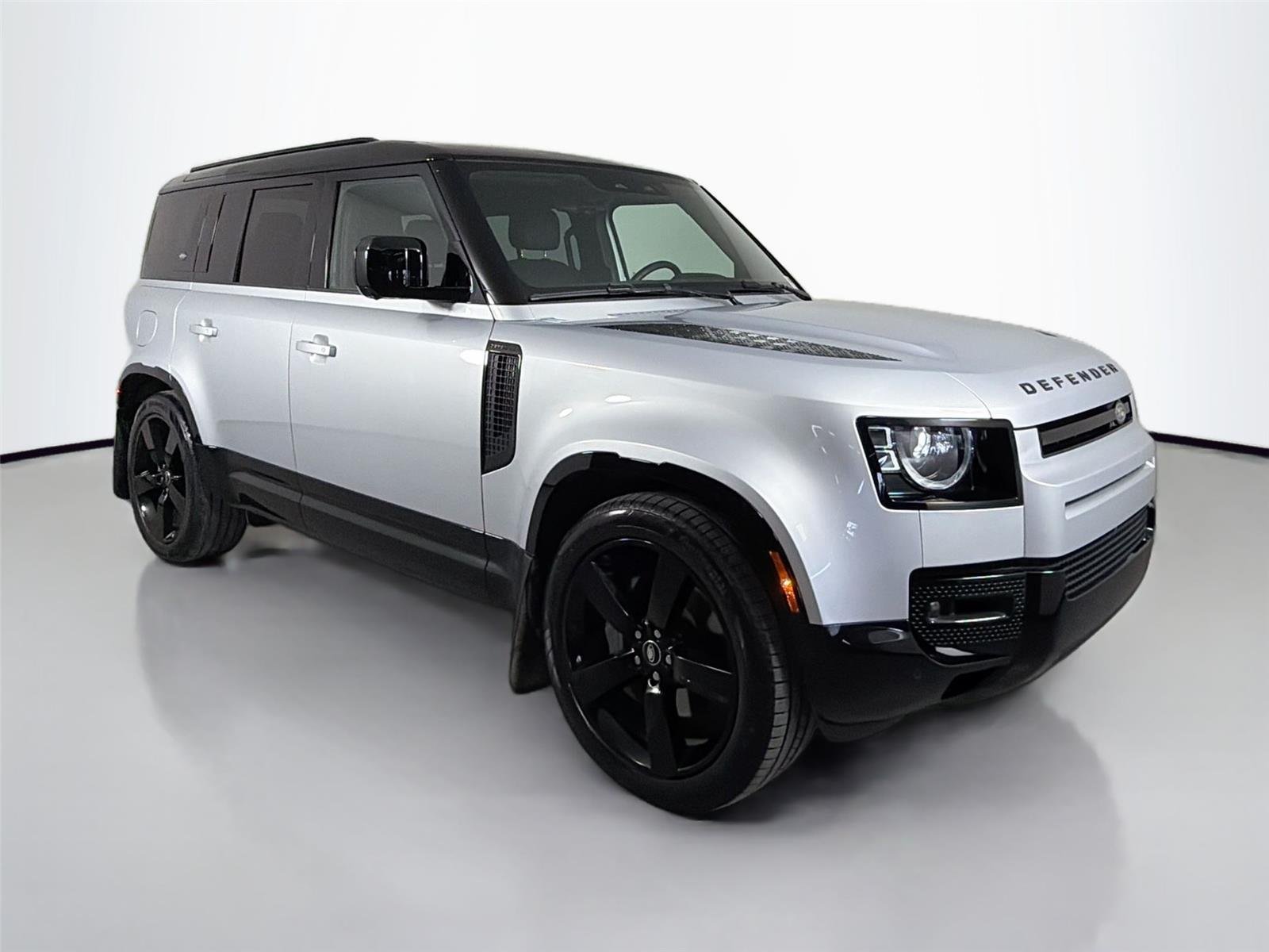 Used 2024 Hakuba Silver Land Rover X-Dynamic SE image 3