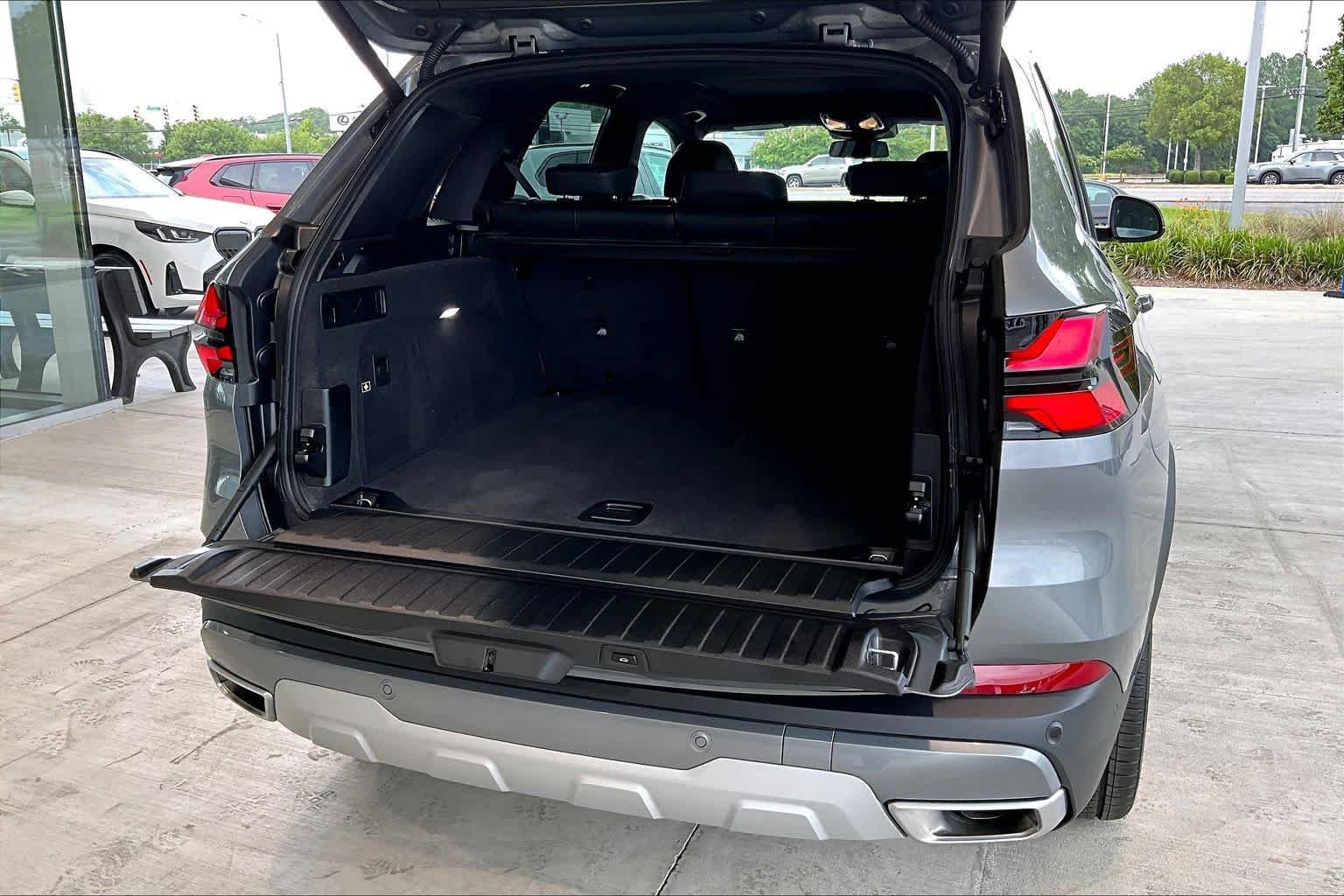 Used 2026 Skyscraper Grey Metallic BMW sDrive40i image 34