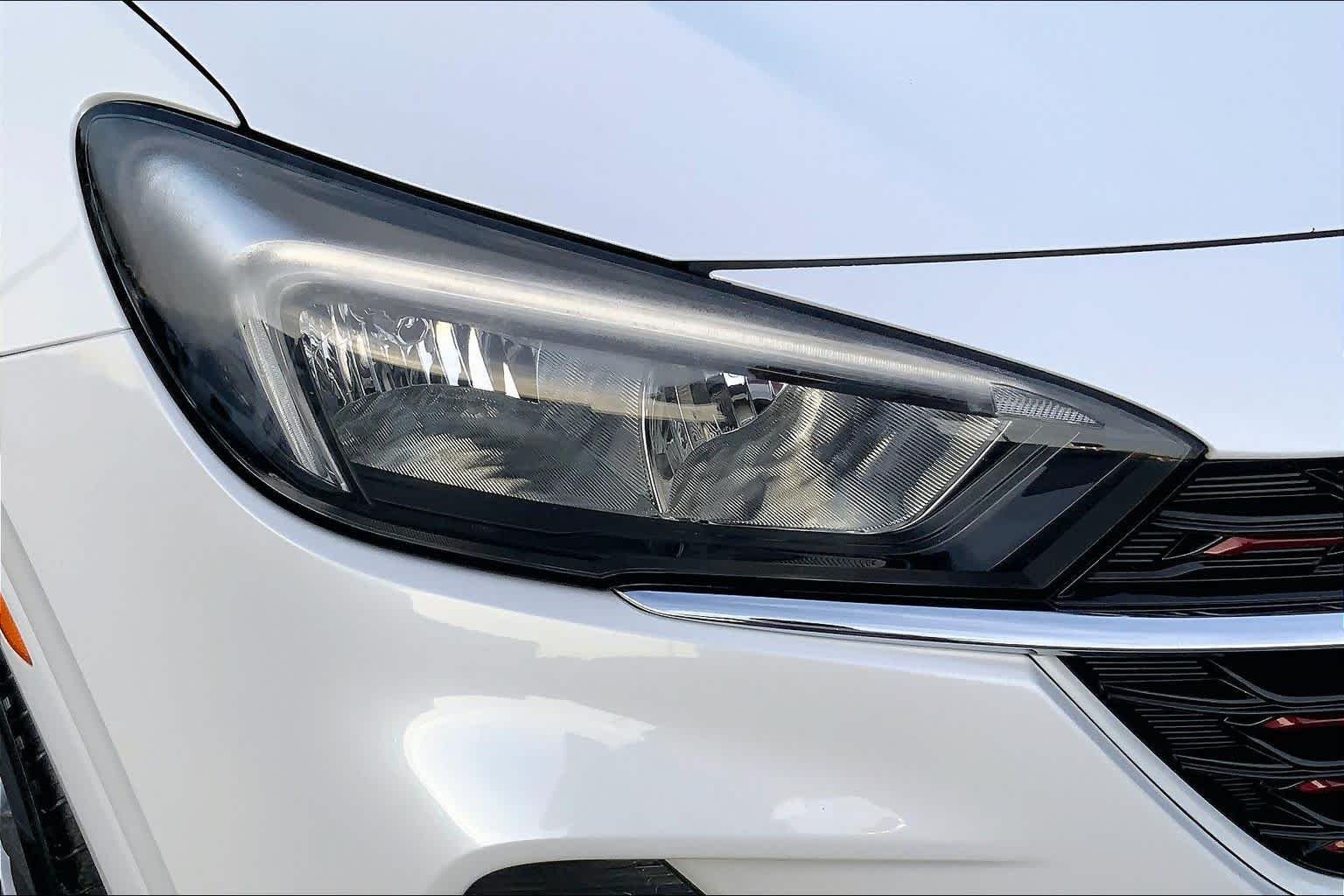 Used 2022 White Frost Tricoat Buick Select image 26
