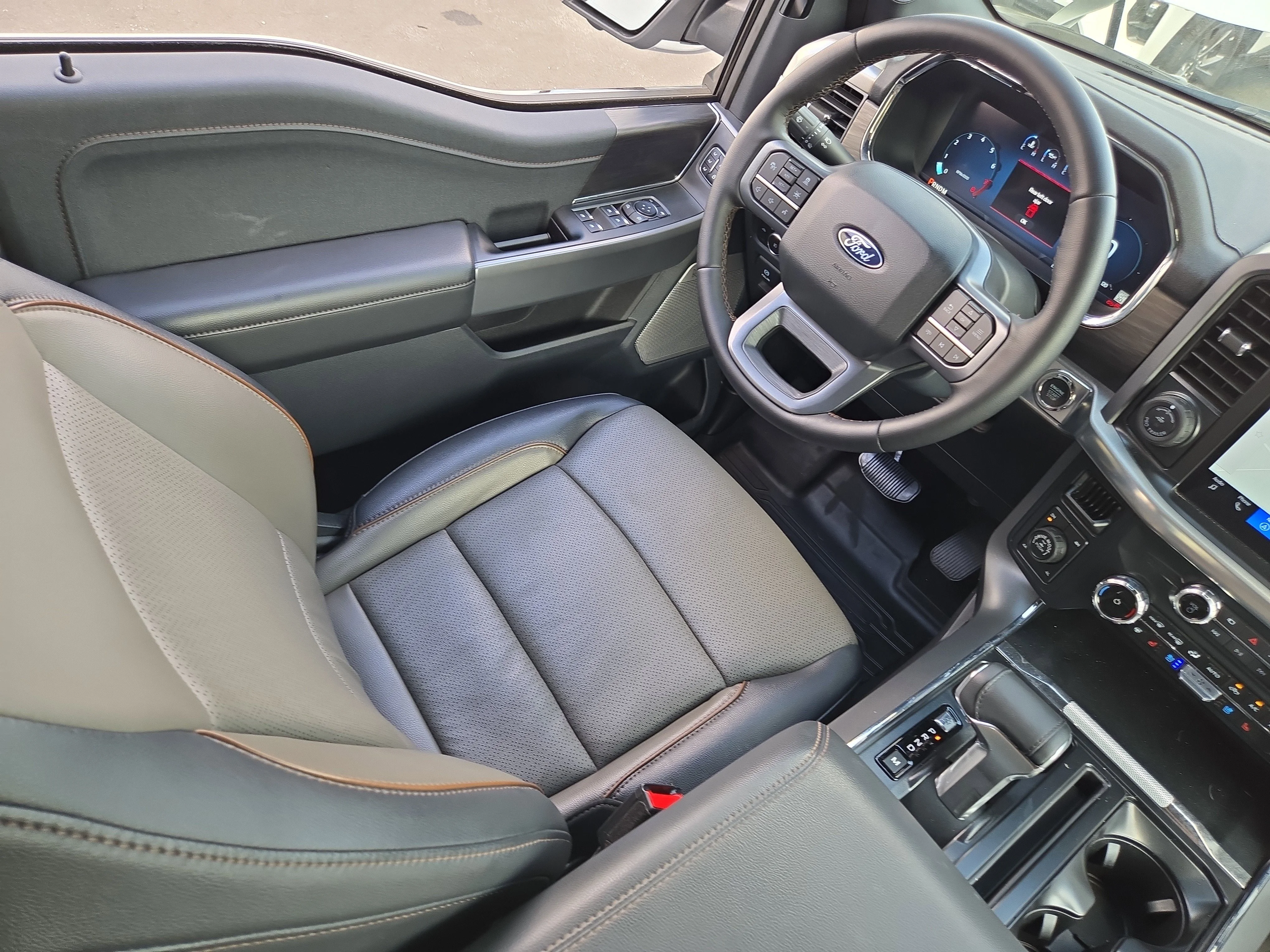 Used 2025 Oxford White Ford LARIAT image 17