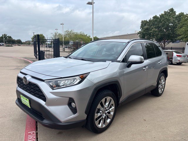 Used 2020 Silver Toyota XLE Premium image 1