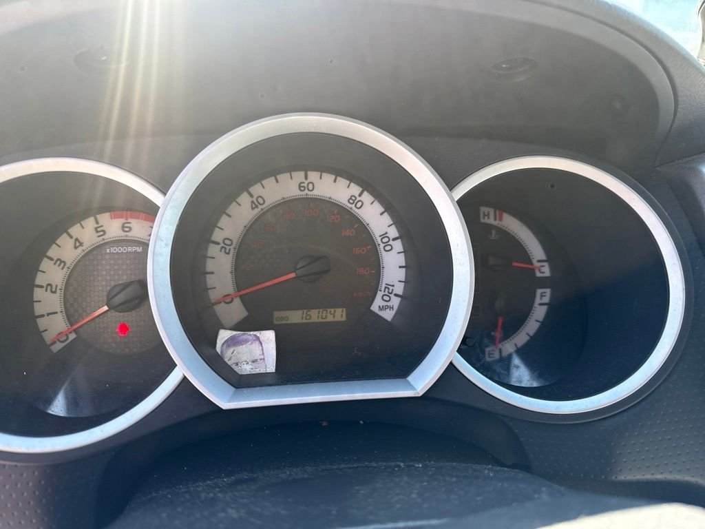 Used 2015 White Toyota Base image 4