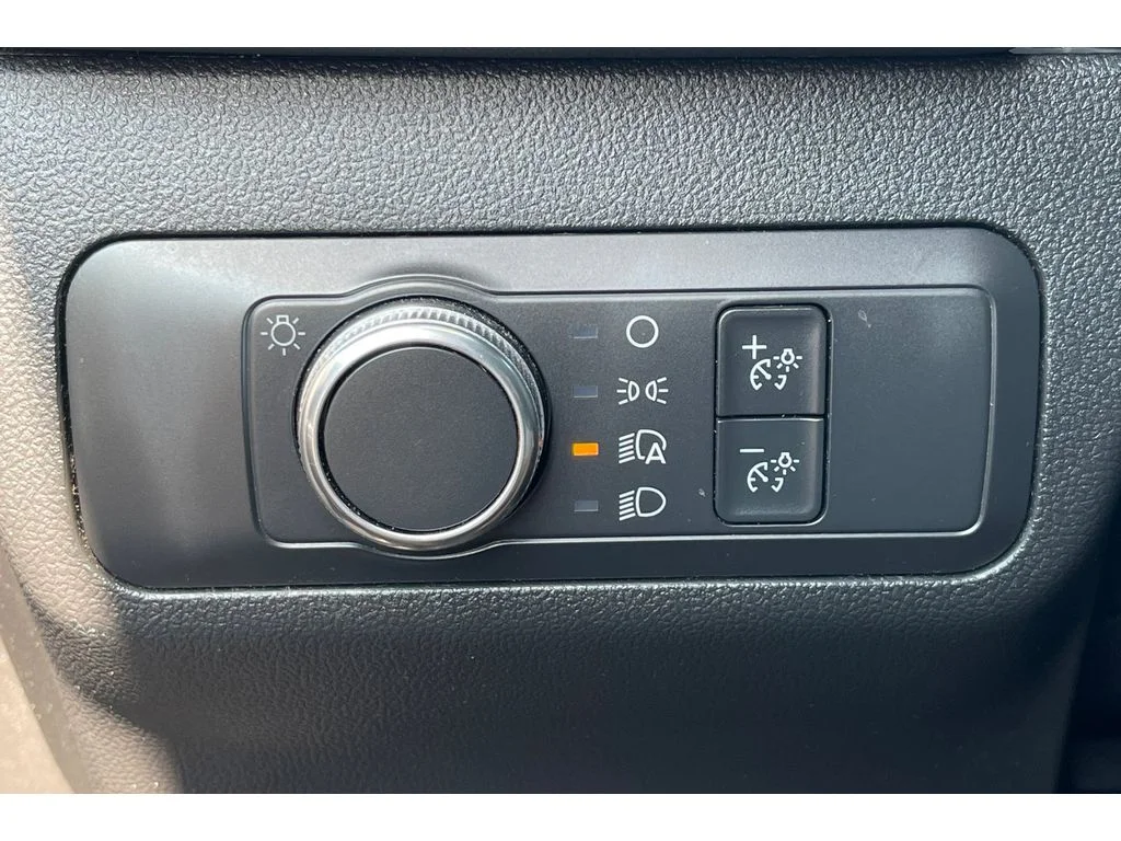 Used 2022 ICONIC SILVER Ford SE image 39