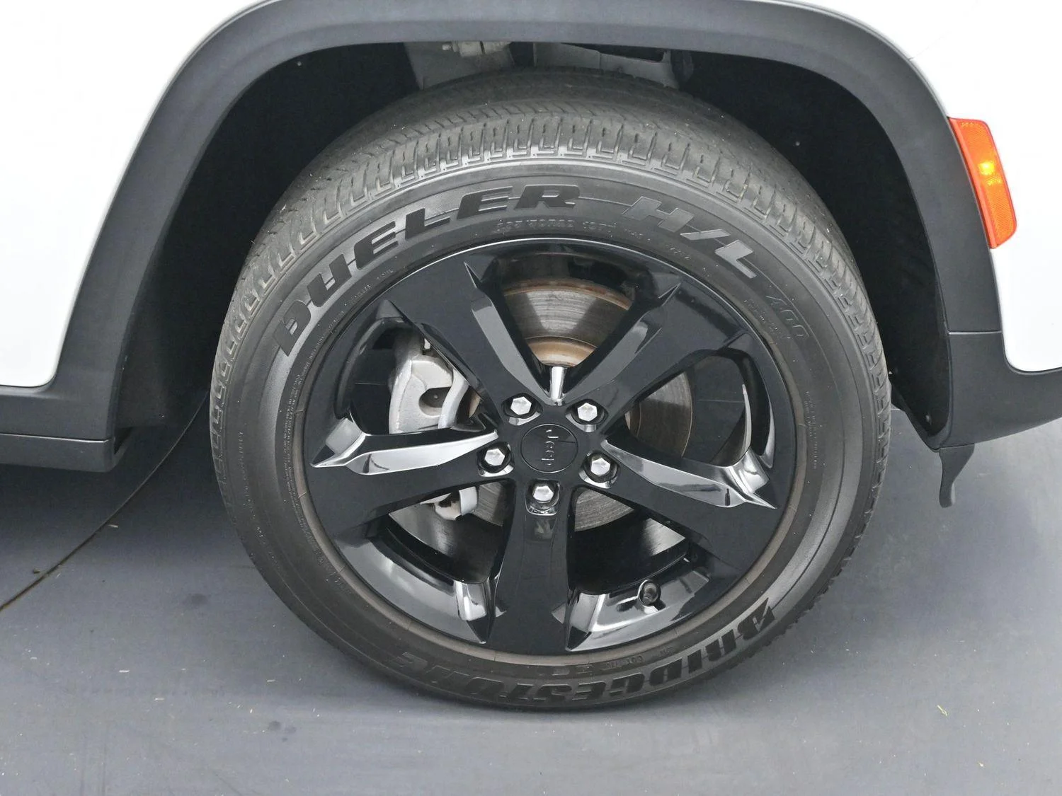 Used 2023 White Jeep Altitude image 31
