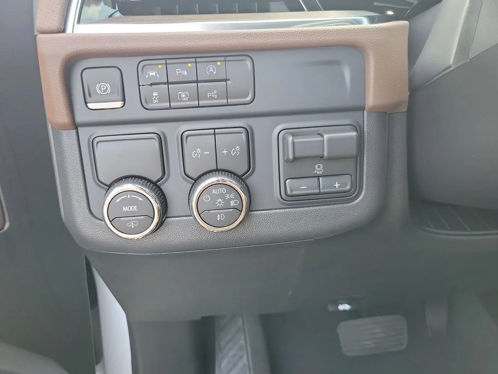 New 2026 Polar White Tricoat Chevrolet High Country image 18