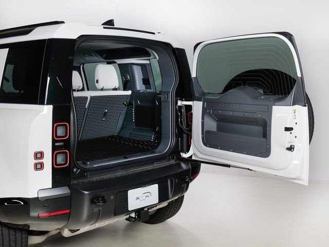 New 2026 Fuji White Land Rover X-Dynamic SE image 32