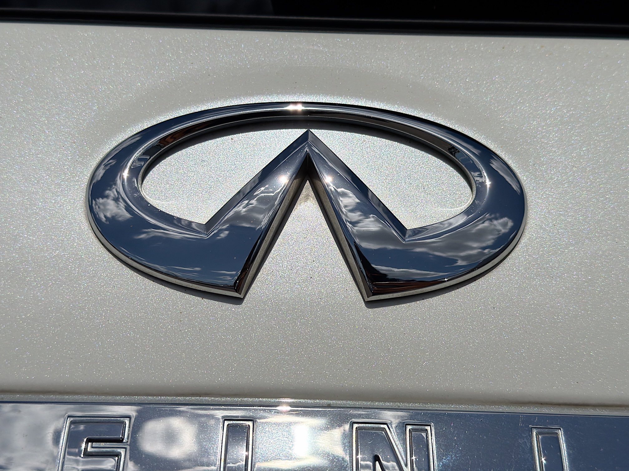 Used 2017 Majestic White INFINITI Base image 10