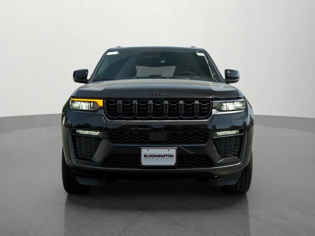 New 2026 Diamond Black Crystal Pearlcoat Jeep Limited image 2