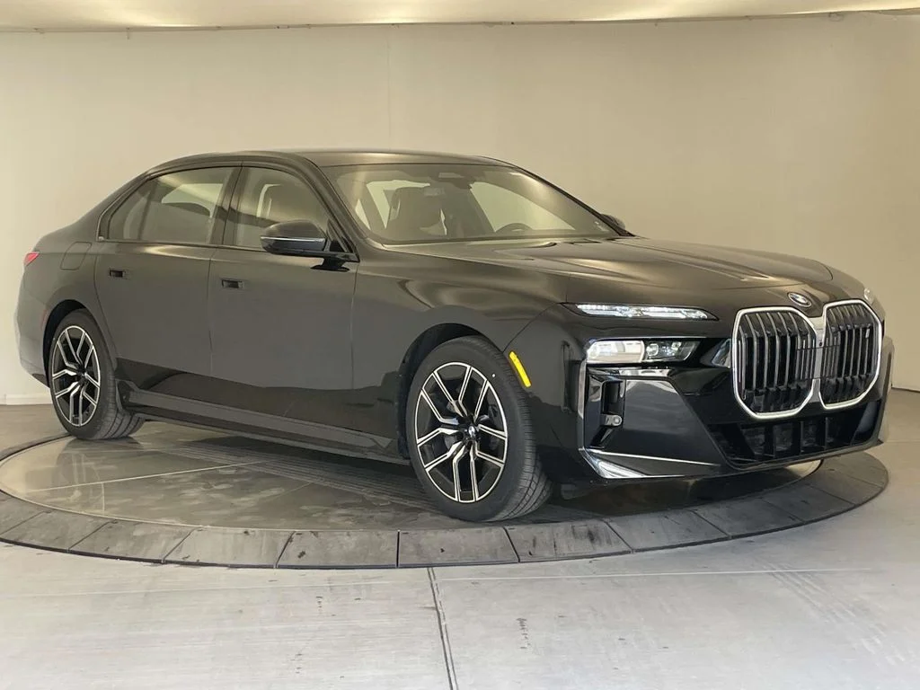 Used 2026 Black BMW xDrive60 image 7