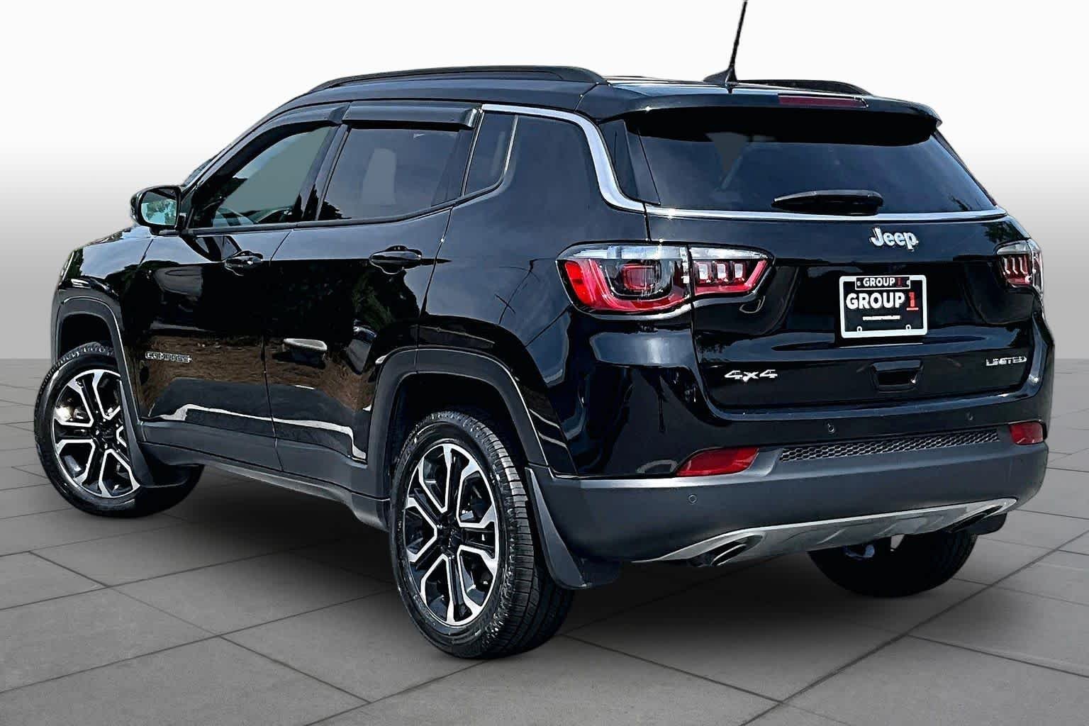 Used 2023 Diamond Black Crystal Pearlcoat Jeep Limited image 12