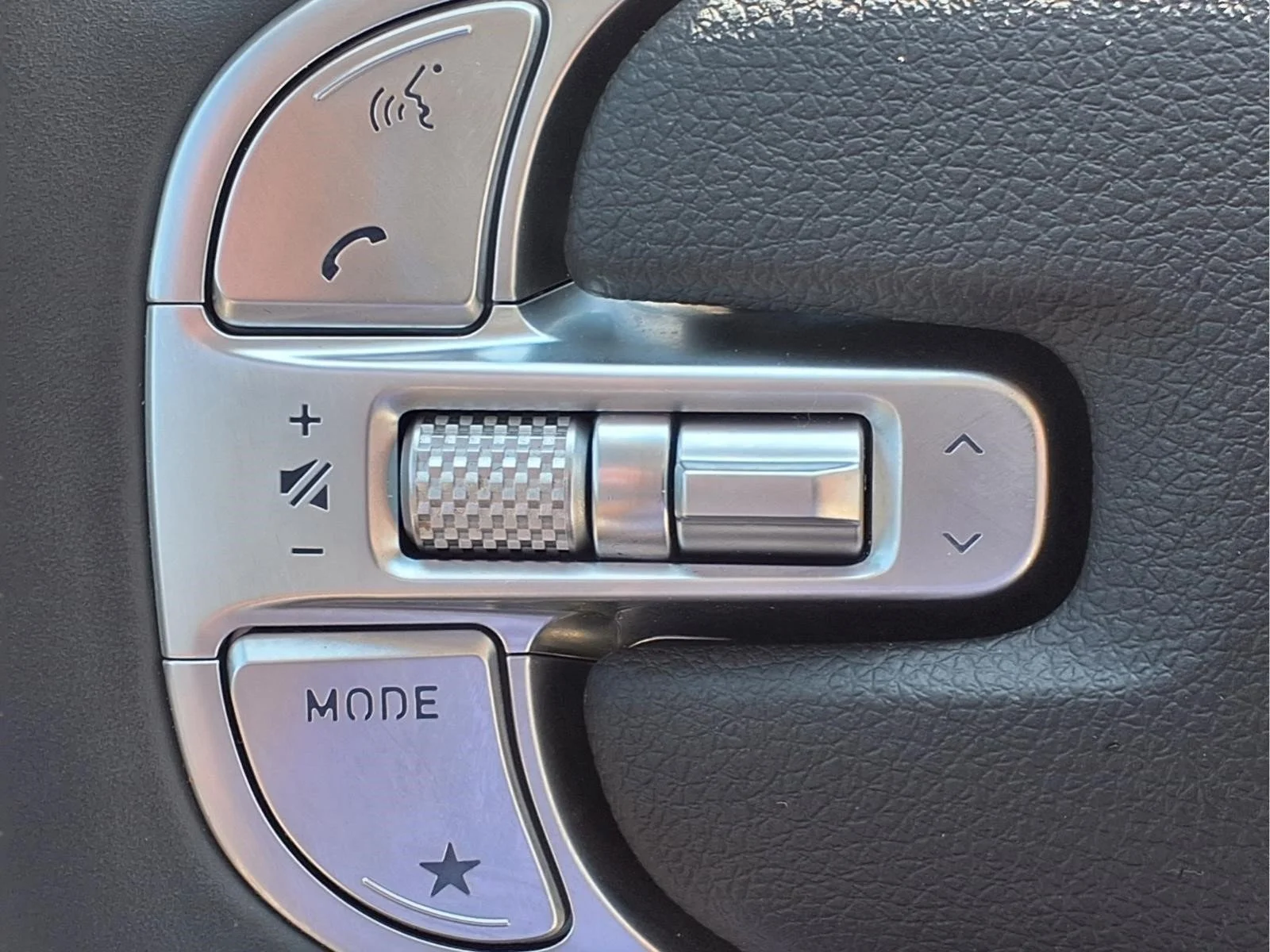 2024 GENESIS GV70 Standard - Photo 18