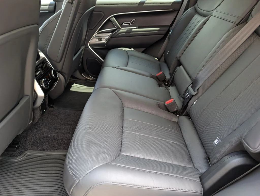 New 2023 Eiger Grey Land Rover SE image 21