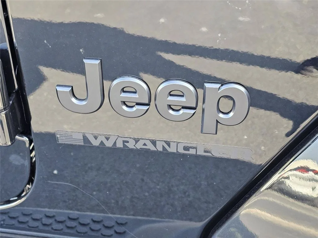 New 2026 Black Clear-Coat Exterior Paint Jeep Sahara image 6