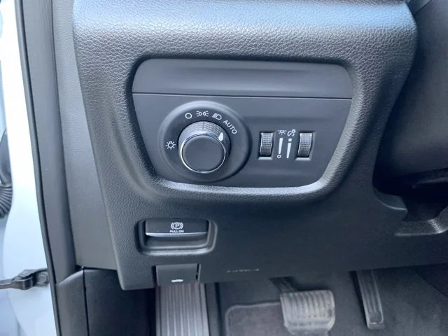 Used 2025 White Jeep Altitude image 26