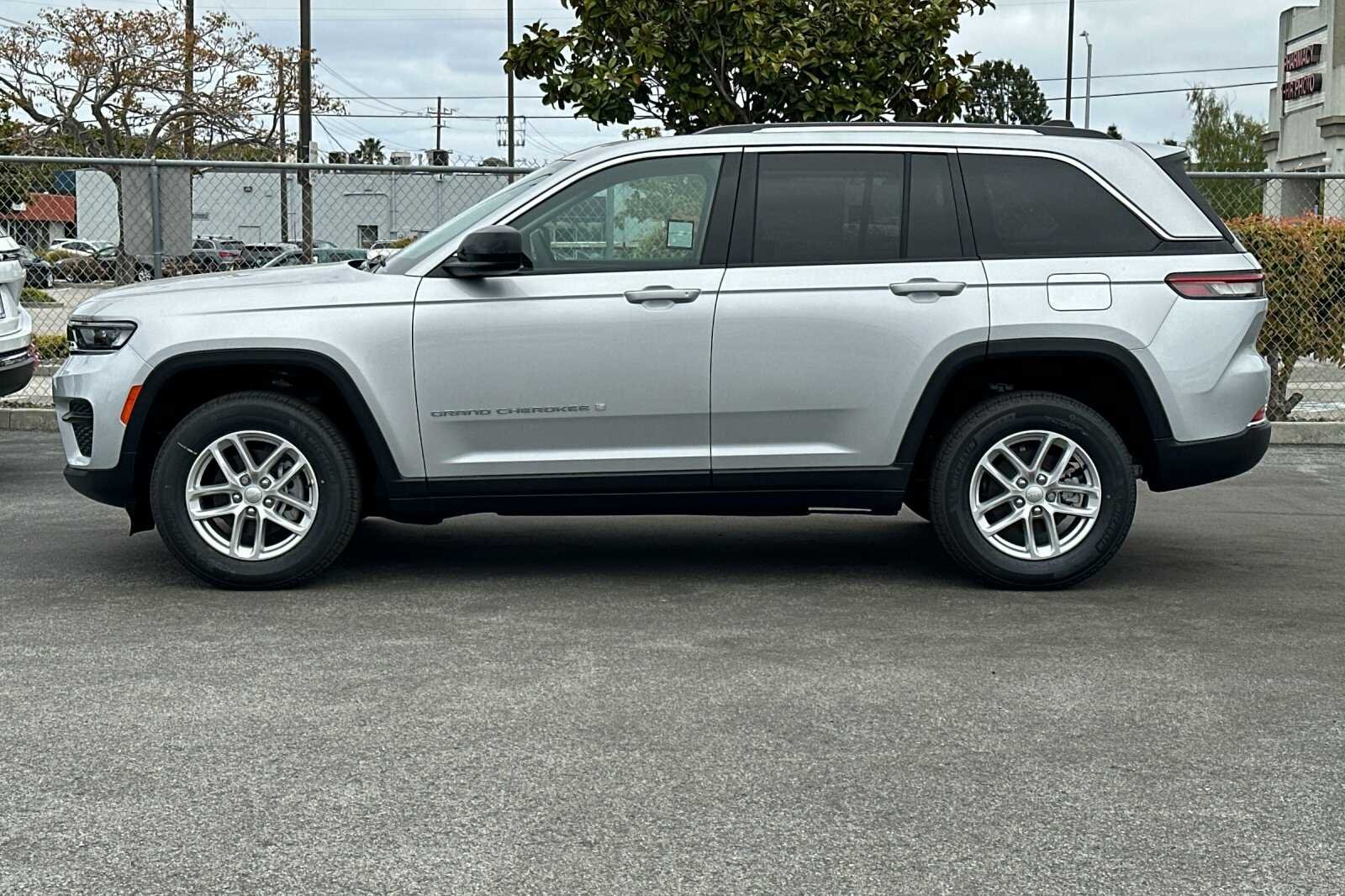 New 2023 Silver Zynith Jeep Laredo X image 7