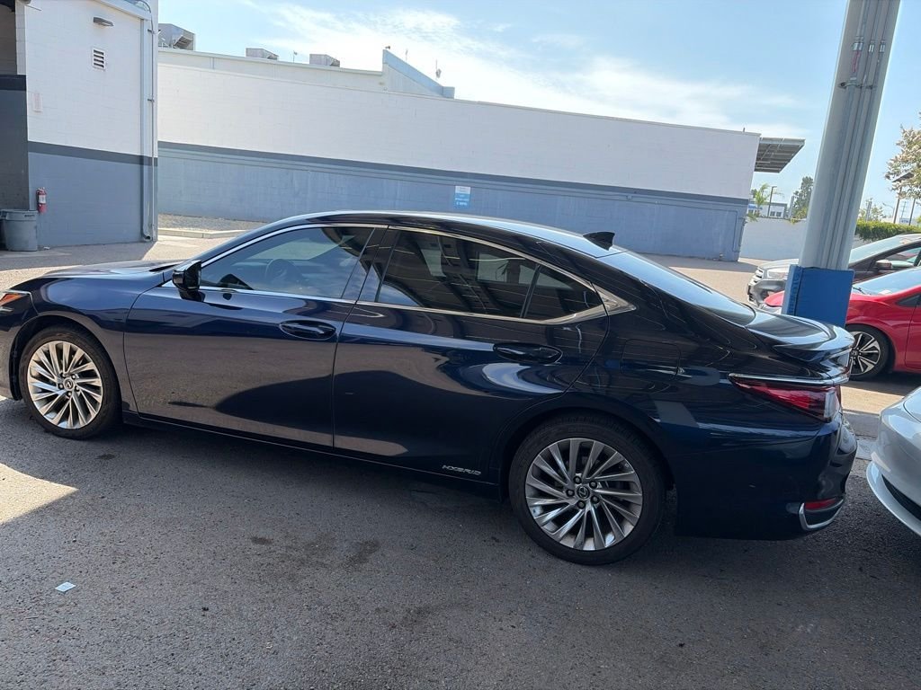 Used 2021 Blue Lexus 300h Luxury image 13