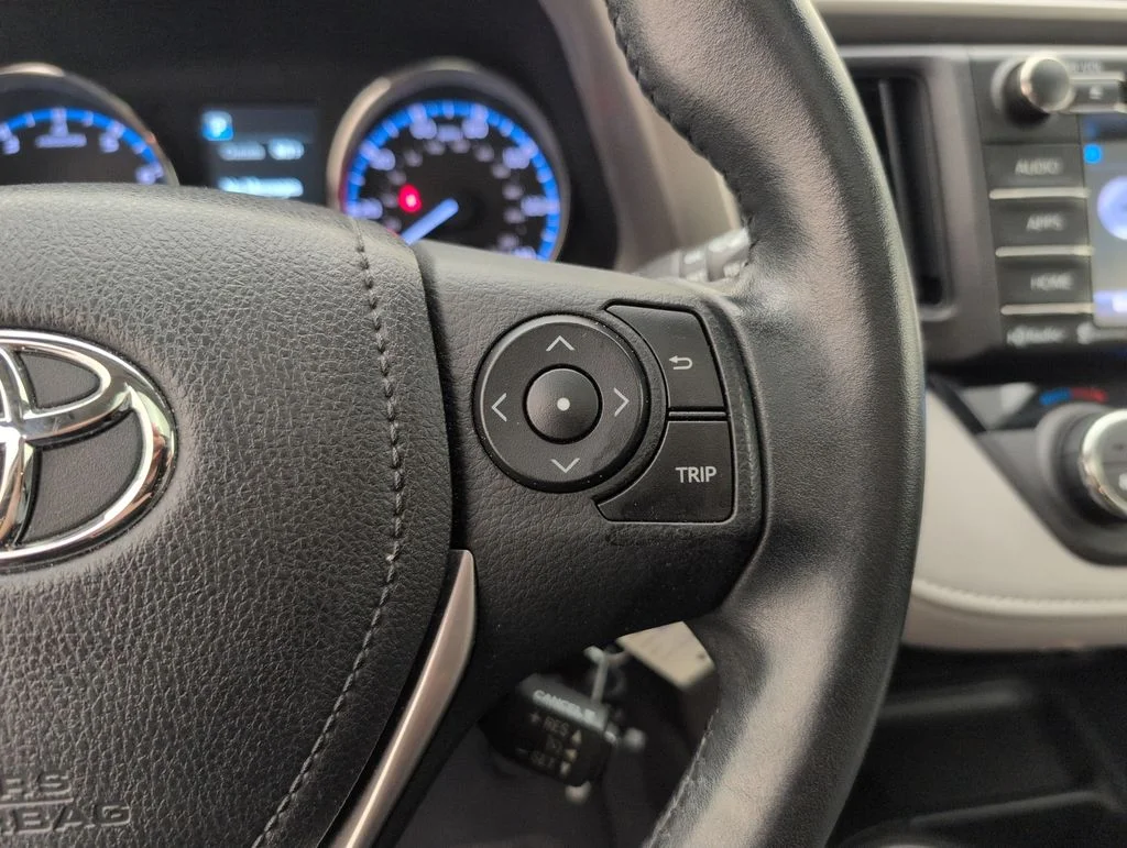 Used 2016 Silver Toyota XLE image 34