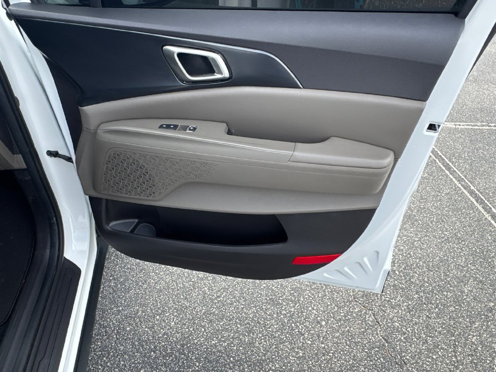 Used 2025 White Kia LXS image 14
