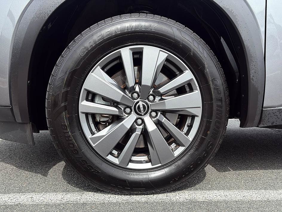Used 2025 Super Black Nissan SV image 9