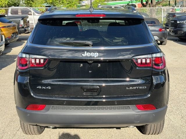 New 2026 Diamond Black Crystal Pearl-Coat Exterior Paint Jeep Limited image 4