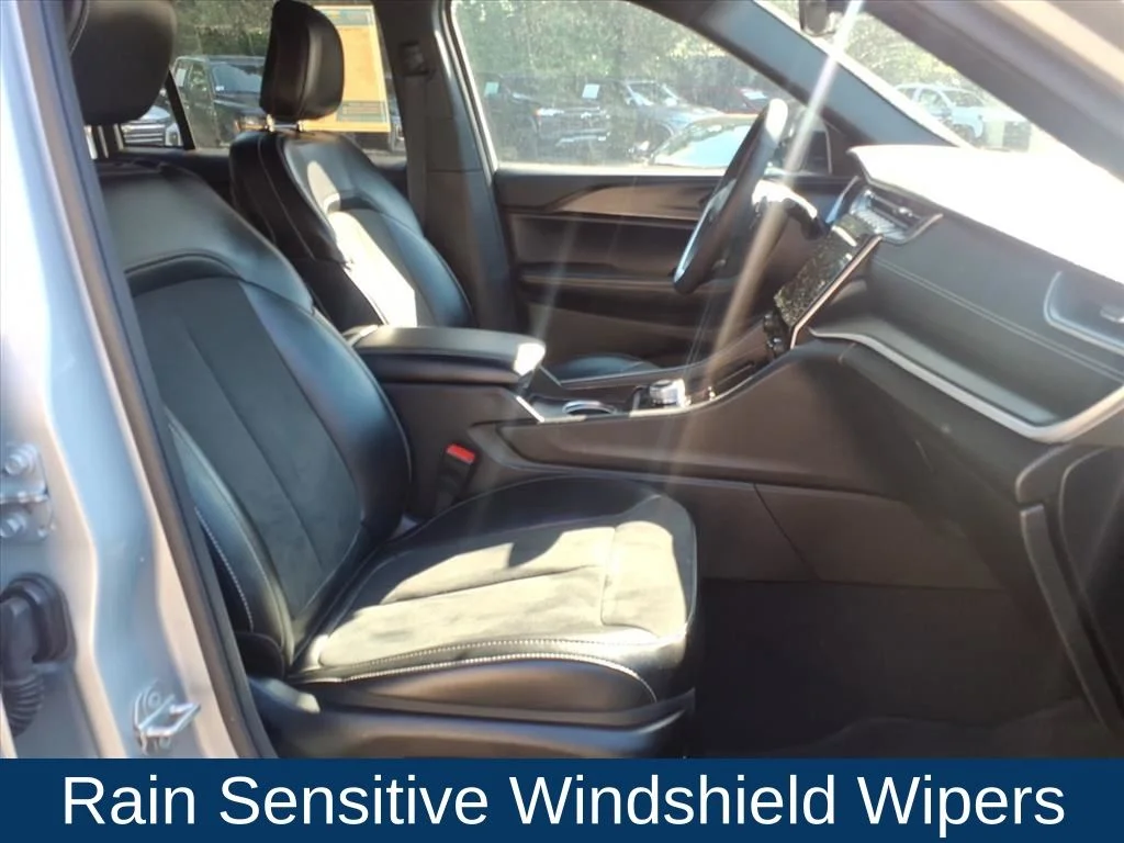 Used 2025 Silver Jeep Altitude image 29