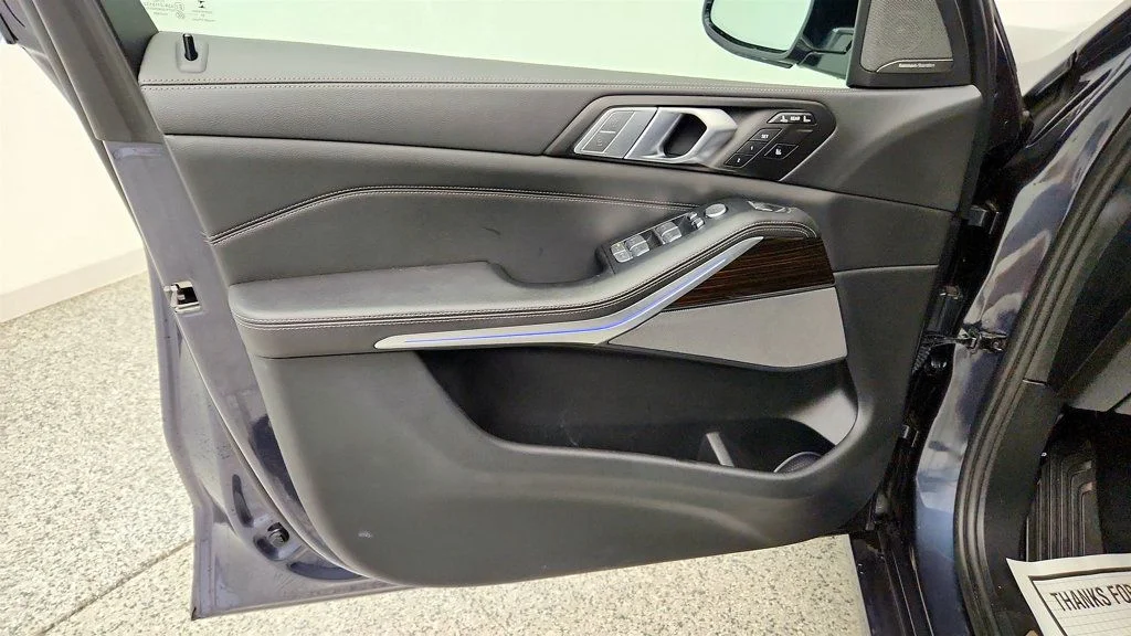 Used 2021 Arctic Grey Metallic BMW xDrive40i SAV w/ Premium, Parking Assistance & Cold Weather Pkgs image 11