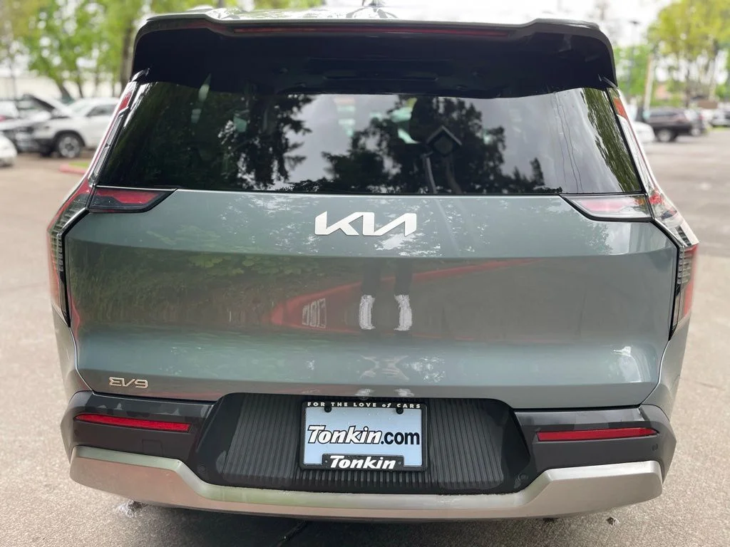 Certified Used 2024 Iceberg Green Kia Wind image 5