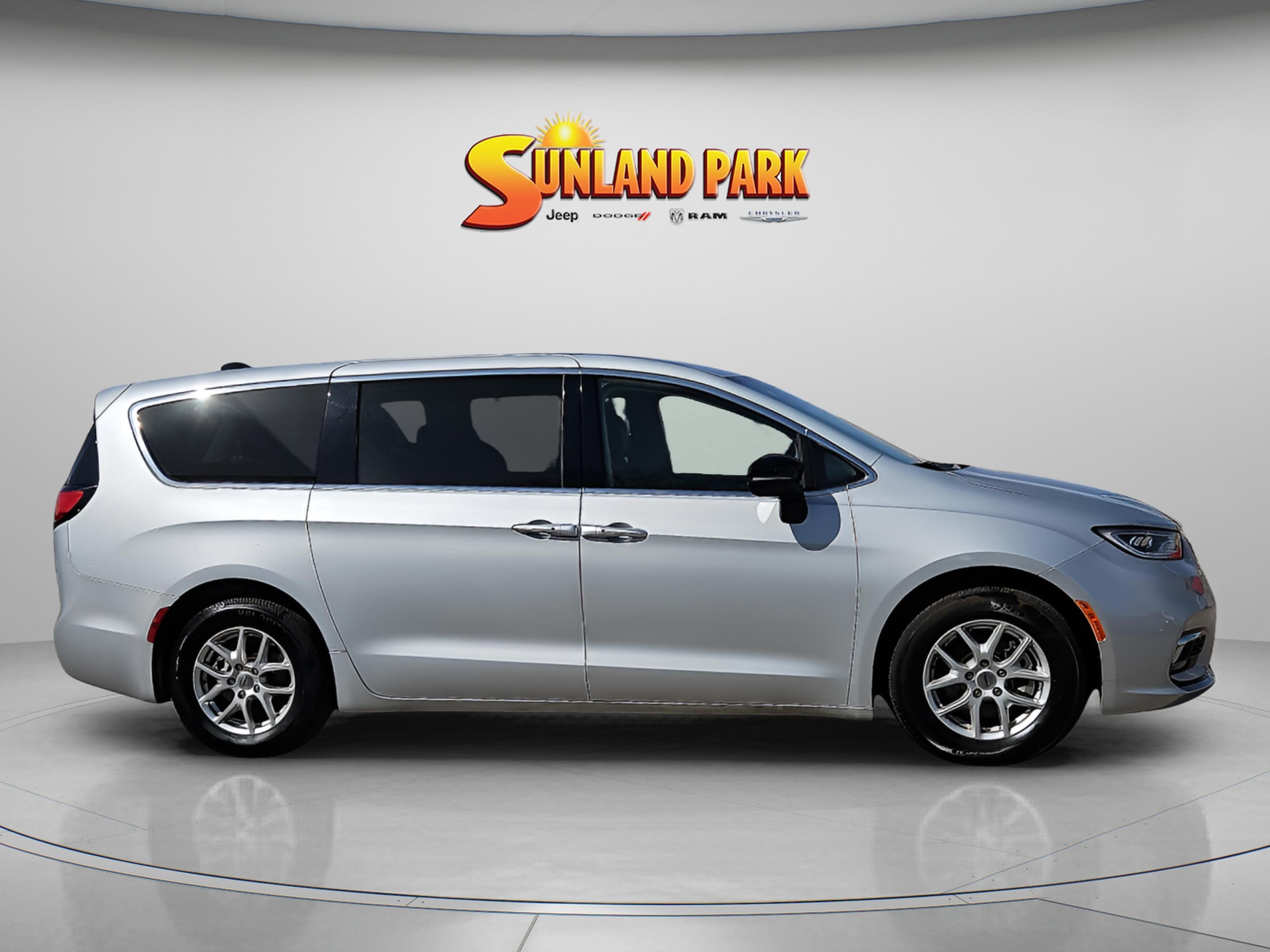 Used 2024 Silver Mist Clearcoat Chrysler Touring L image 6