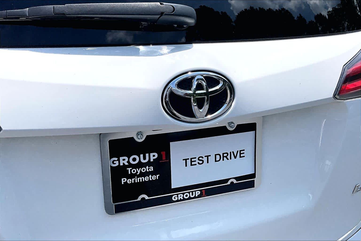 Used 2018 Super White Toyota LE image 31