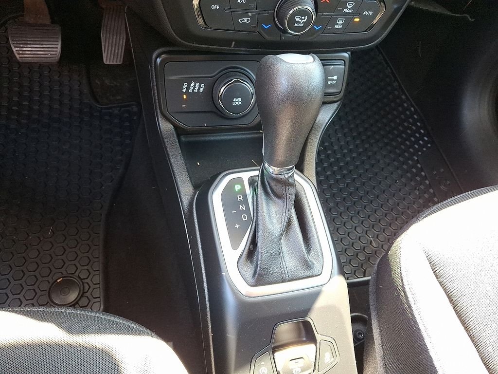 Used 2023 White Jeep Latitude image 15