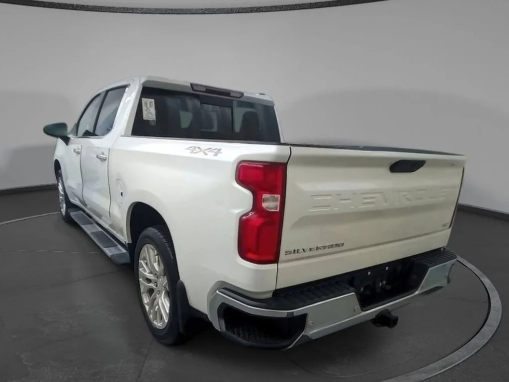 Used 2019 Iridescent Pearl Tricoat Chevrolet LTZ image 4