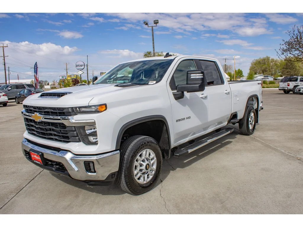 Used 2025 SUMMIT WHITE Chevrolet LT image 4