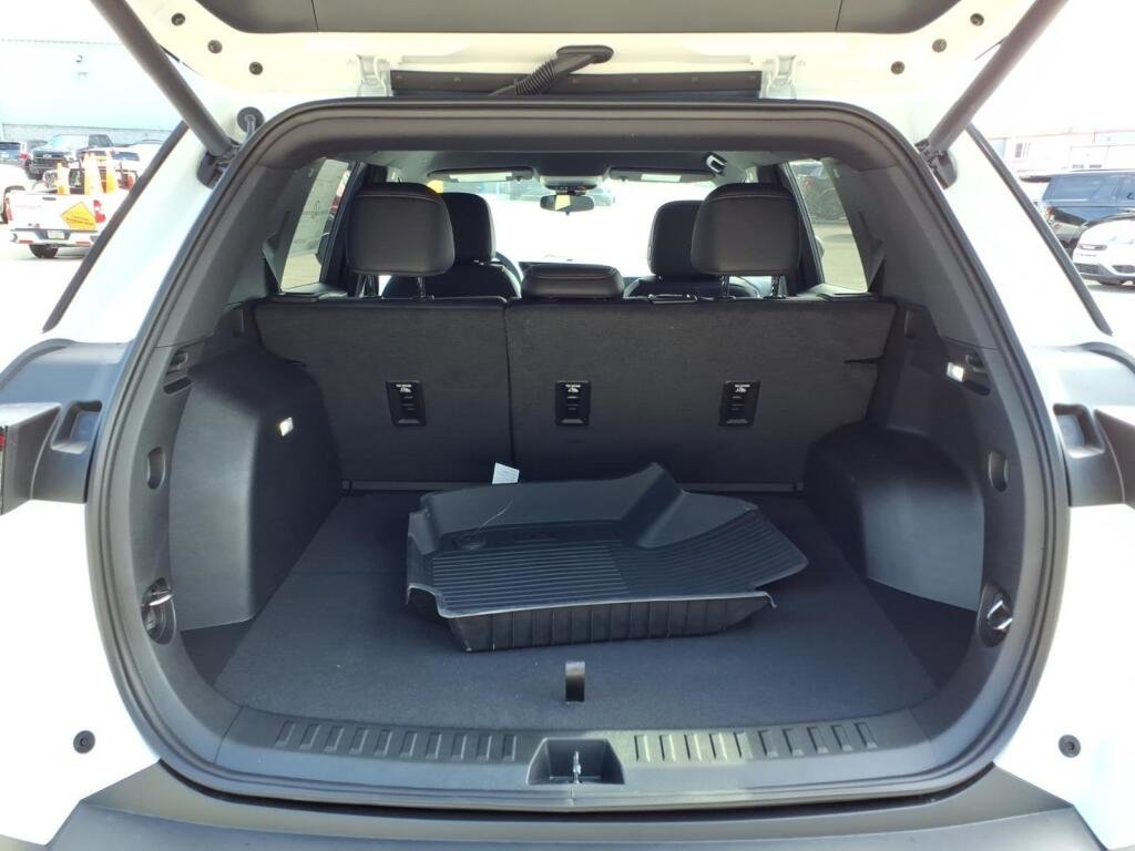 New 2027 Summit White Chevrolet FWD LT image 5