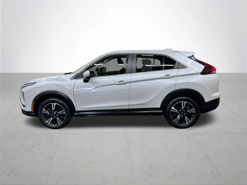 Used 2024 White Mitsubishi SE image 3