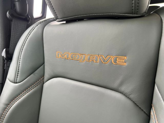 New 2026 Granite Crystal Metallic Clear-Coat Exterior Paint Jeep Mojave X image 34