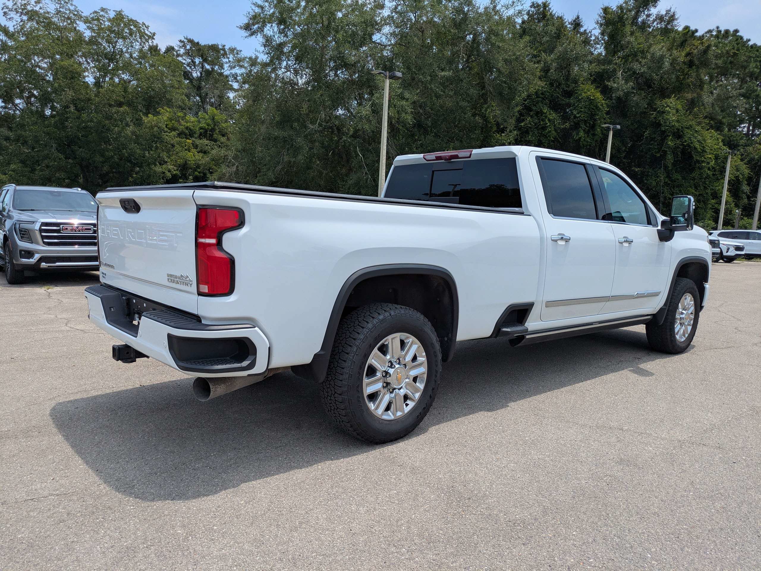 Used 2025 Summit White Chevrolet High Country image 4