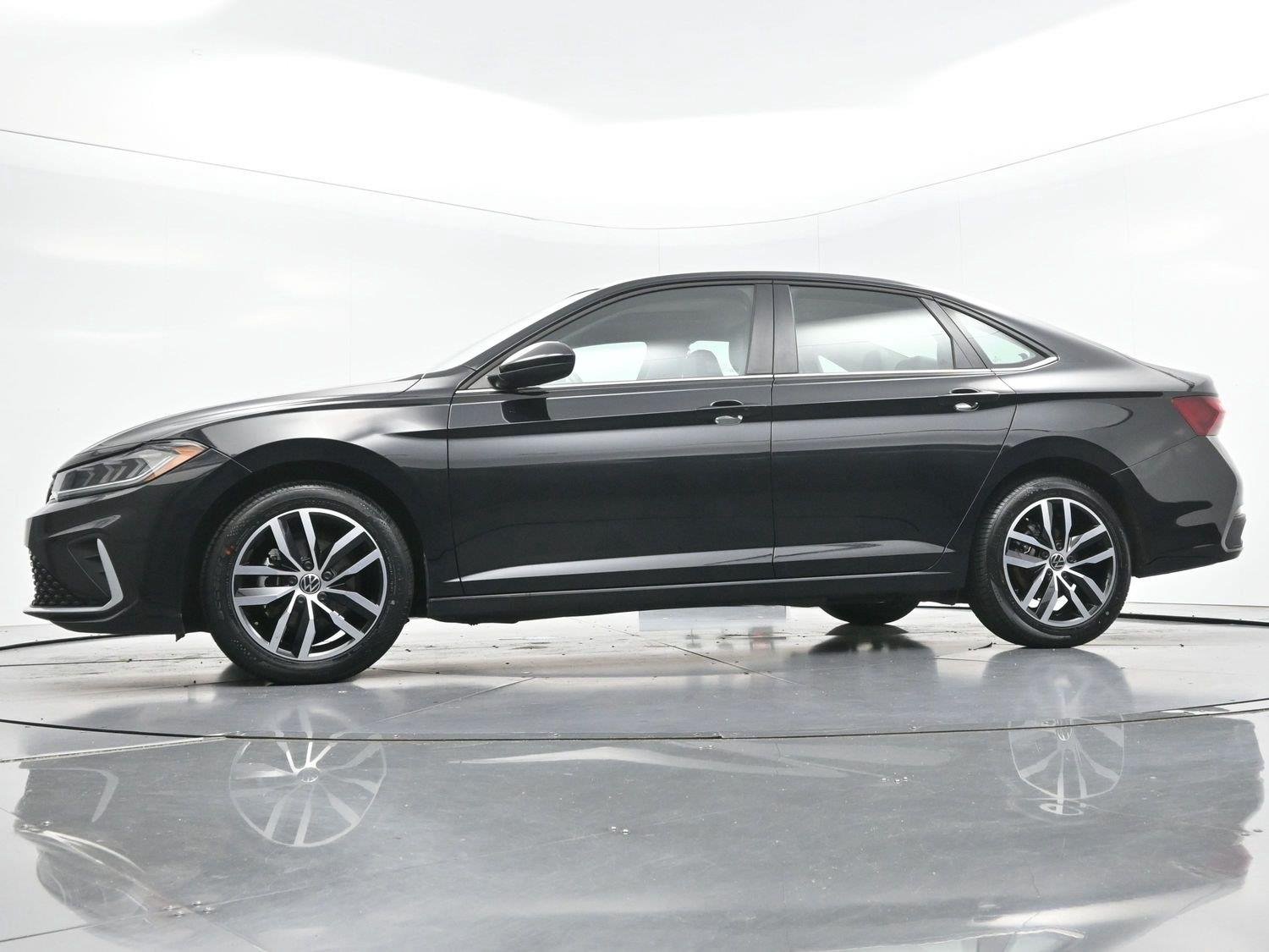 Used 2025 Deep Black Pearl Volkswagen SE image 47