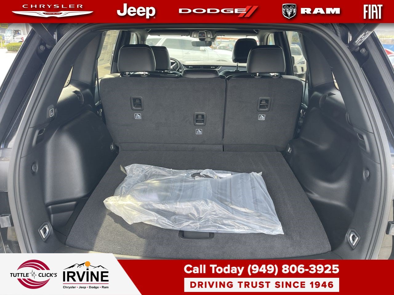 New 2026 Diamond Black Crystal Pearl-Coat Exterior Paint Jeep Laredo Altitude image 27