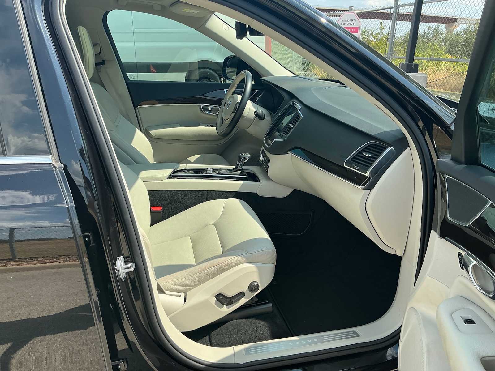Used 2019 Onyx Black Metallic Volvo Momentum image 12