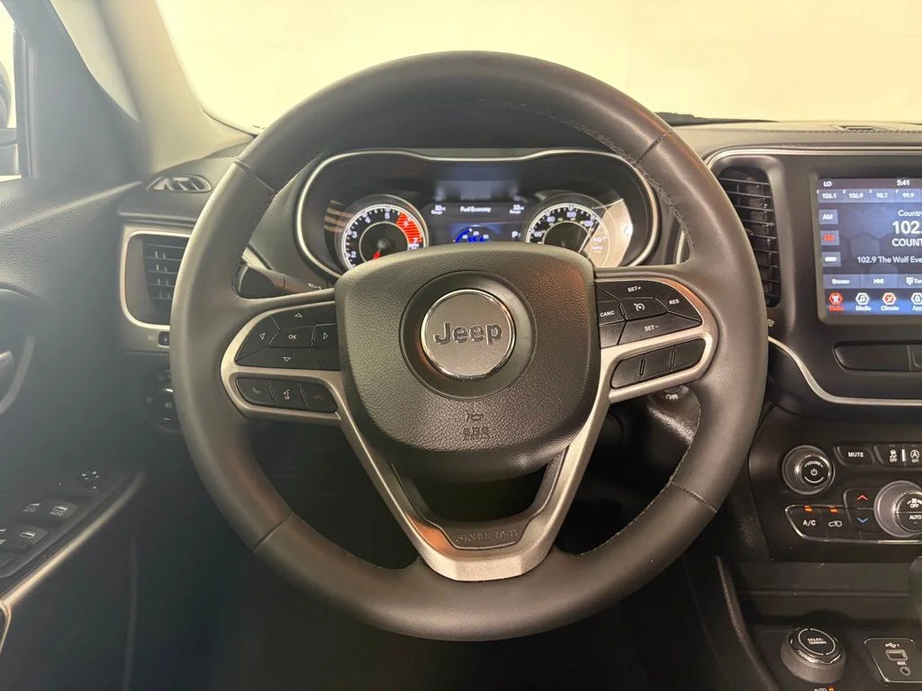 Used 2022 Black Jeep Latitude Lux image 6