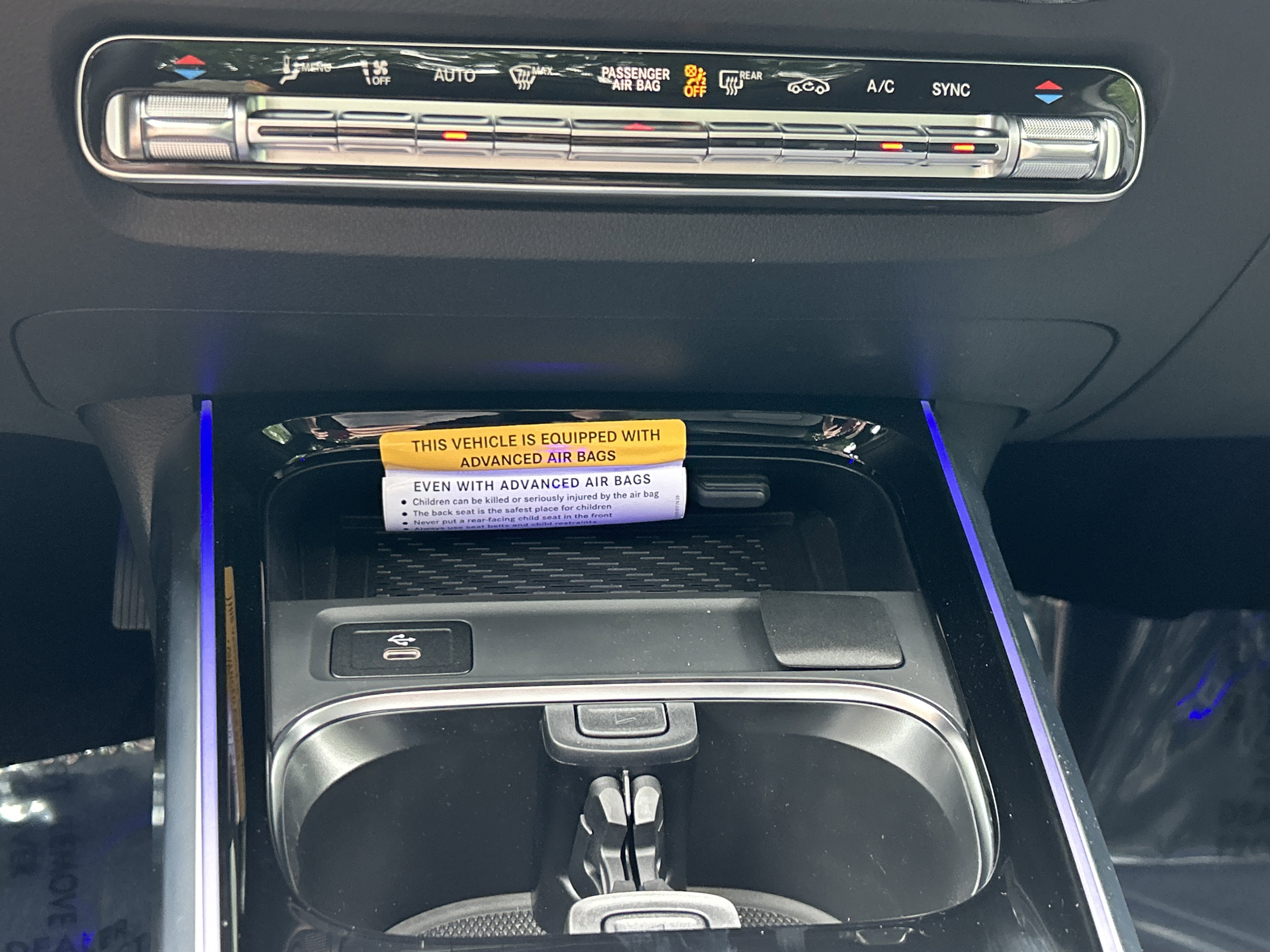 New 2026 Polar White Mercedes-Benz GLB 250 4MATIC® SUV image 38