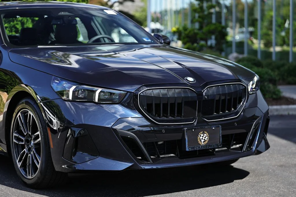 Used 2027 Carbon Black Metallic BMW 530i xDrive image 2