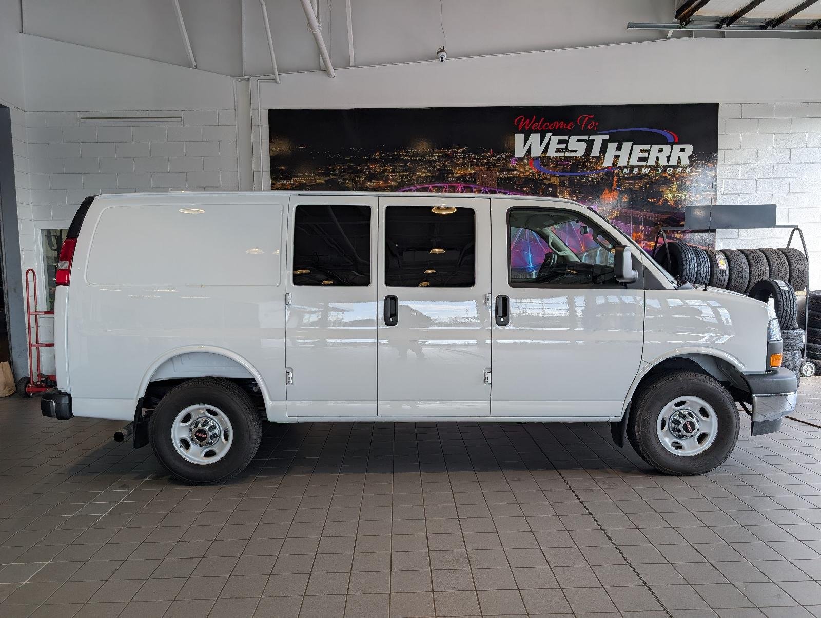 Used 2025  GMC 2500 image 10