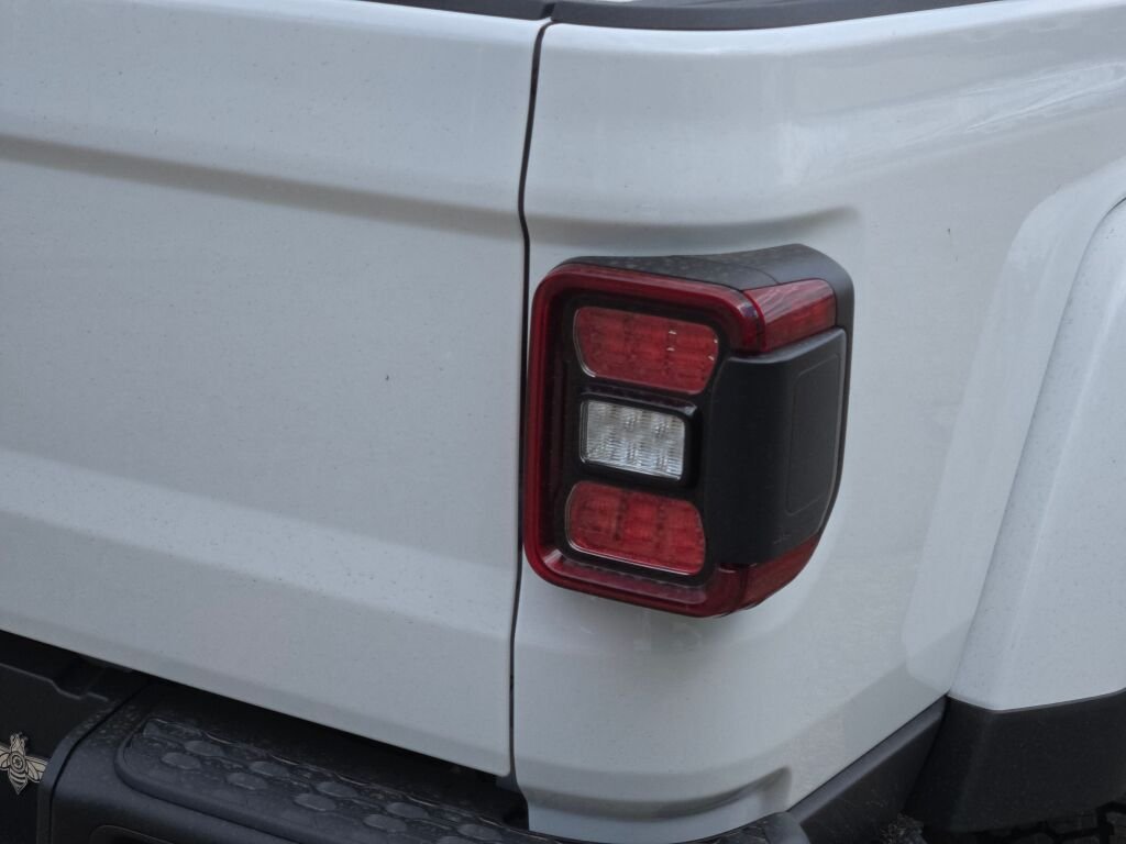 New 2026 Bright White Clear-Coat Exterior Paint Jeep Rubicon X image 12