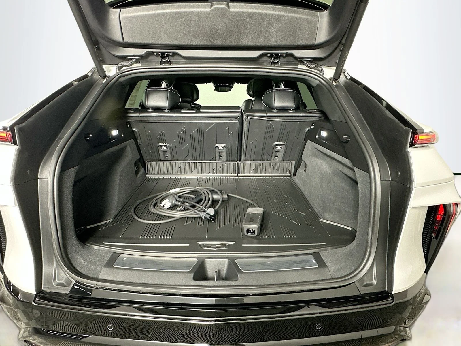 Used 2025 Crystal White Tricoat Cadillac Sport image 27