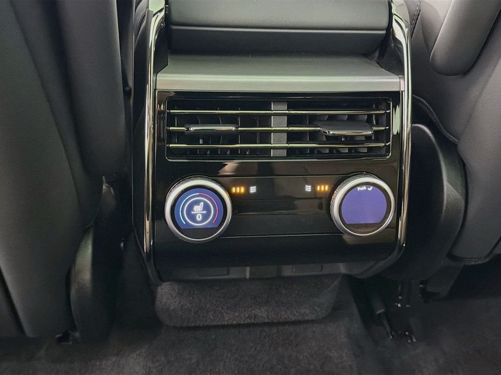 Used 2025 White Land Rover Dynamic SE image 27
