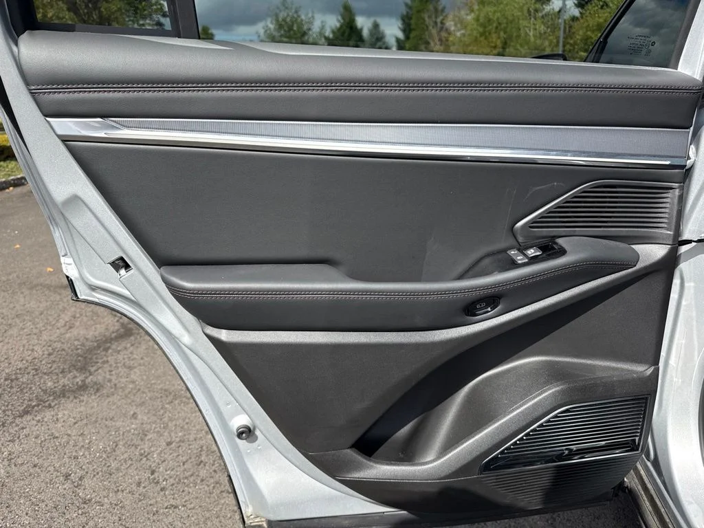 Used 2025 Silver Zynith Clearcoat Jeep Limited image 21