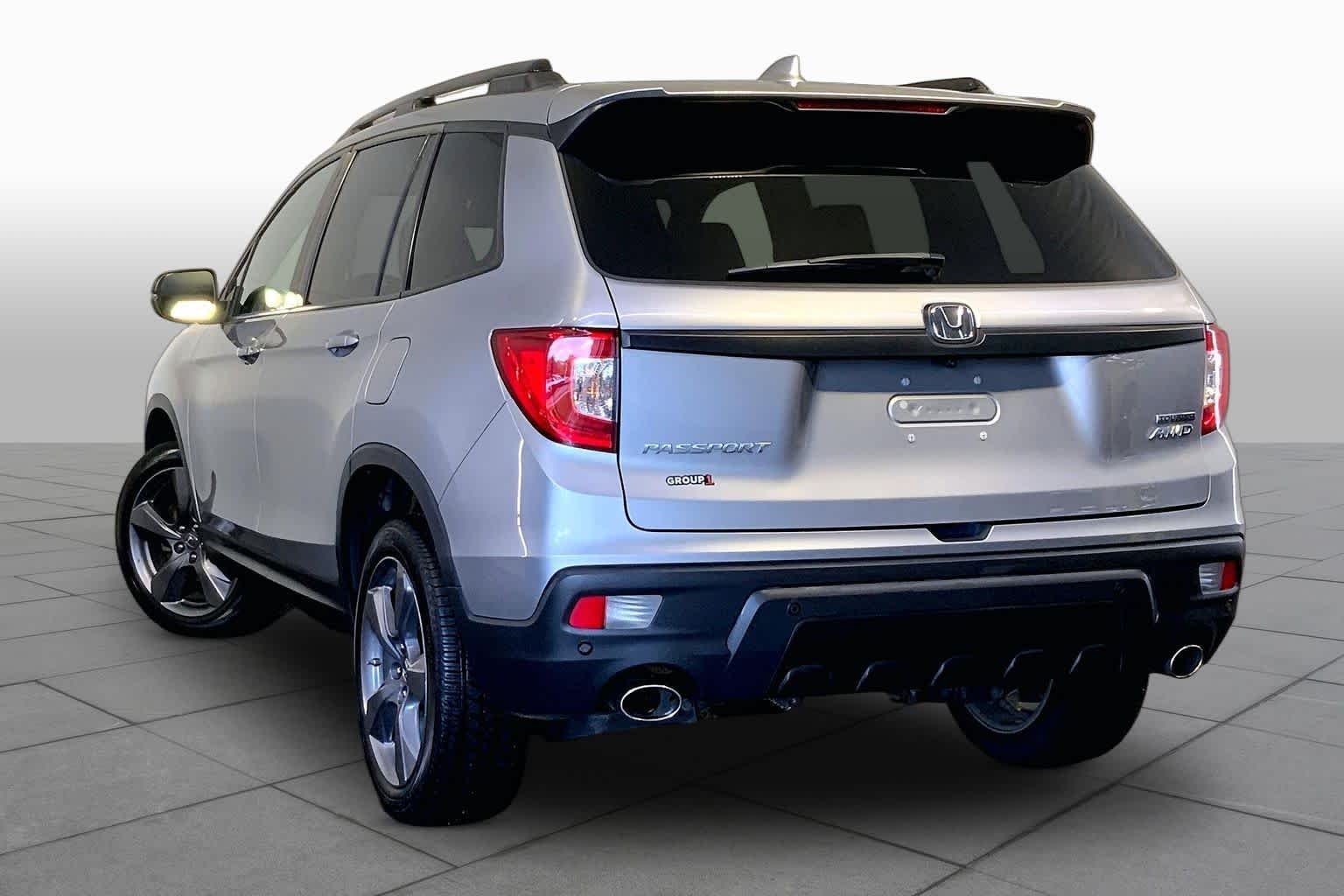 Used 2019 Lunar Silver Metallic Honda Touring image 12