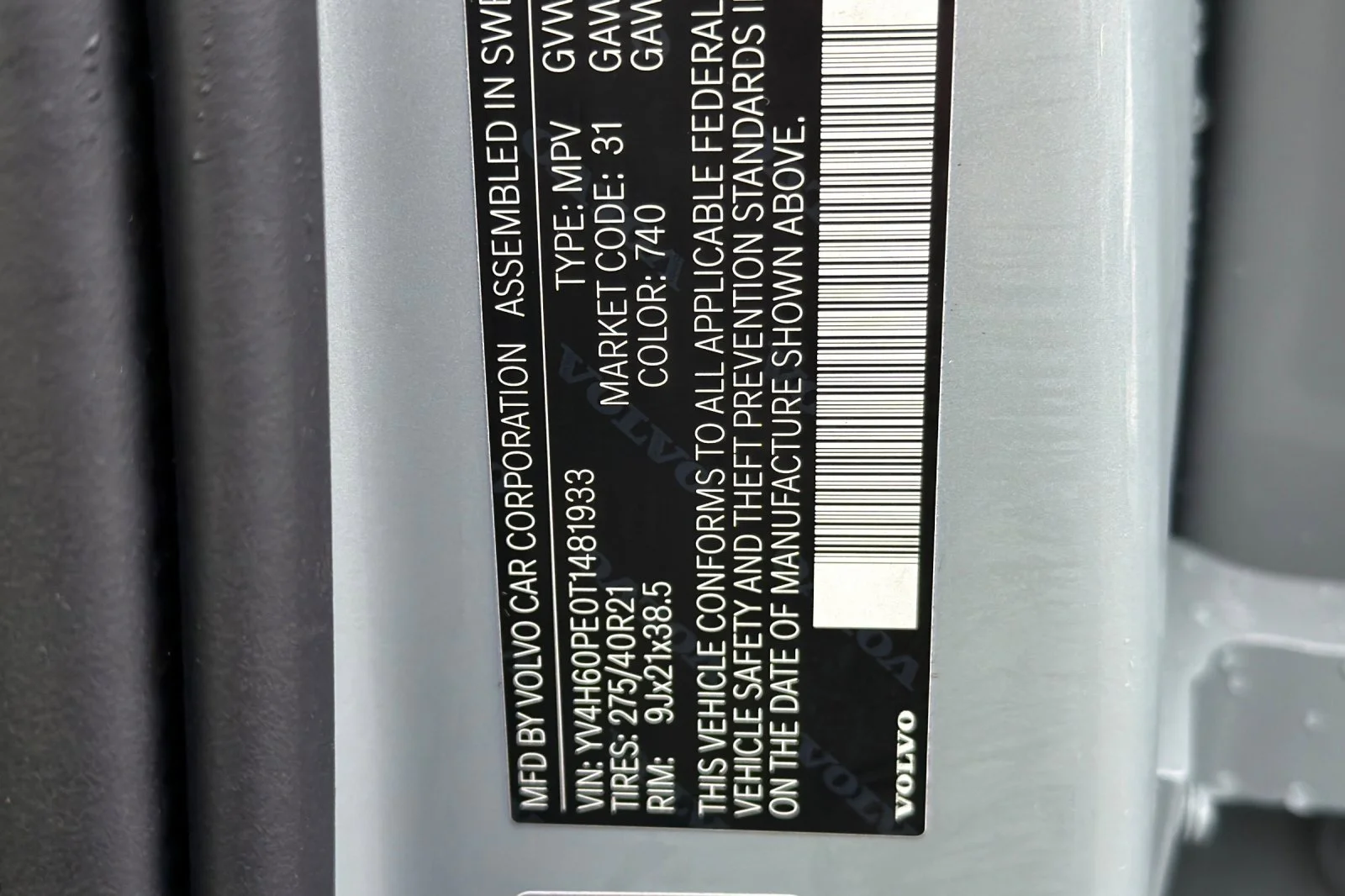 New 2026 VAPOUR GRAY Volvo Plus image 22